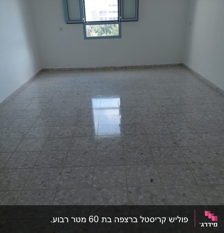 רצפה נקייה ומבריקה בחדר ריק עם חלון פתוח